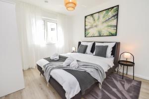 ein Schlafzimmer mit einem großen Bett mit Handtüchern darauf in der Unterkunft Großzügig & individuell - Balkon - WiFi - TV in Bielefeld