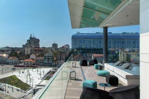 vistas a la ciudad desde el techo de un edificio en Hilton Belgrade en Belgrado