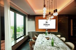 TV a/nebo společenská místnost v ubytování Hilton Belgrade