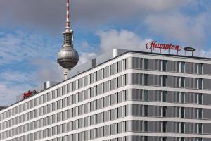un edificio con una torre de televisión encima de él en Hampton by Hilton Berlin City Centre Alexanderplatz en Berlín