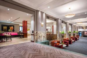 una hall di un hotel con sedie e tavoli rossi di DoubleTree By Hilton Brussels City a Bruxelles