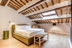 una camera con un grande letto e lucernari di APT ROME - Vittoria Palace a Roma