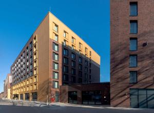 ein großes Backsteingebäude neben einem Gebäude in der Unterkunft Hampton by Hilton Düsseldorf City Centre in Düsseldorf