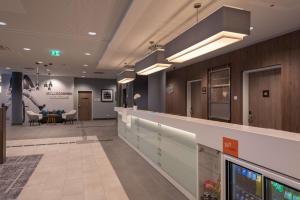 een lobby van een ziekenhuis met een wachtkamer bij Hampton by Hilton Düsseldorf City Centre in Düsseldorf