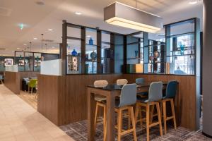 - une salle à manger avec une table et des chaises dans l'établissement Hampton by Hilton Düsseldorf City Centre, à Düsseldorf