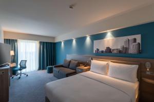 Een bed of bedden in een kamer bij Hampton by Hilton Düsseldorf City Centre