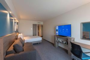Een TV en/of entertainmentcenter bij Hampton by Hilton Düsseldorf City Centre

