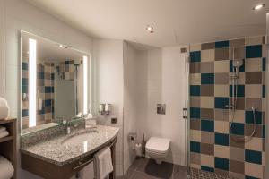 Een badkamer bij Hampton by Hilton Düsseldorf City Centre