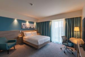 Een bed of bedden in een kamer bij Hampton by Hilton Düsseldorf City Centre