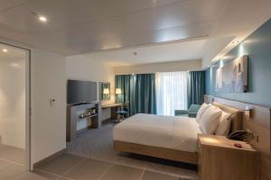 een hotelkamer met een bed en een televisie bij Hampton by Hilton Düsseldorf City Centre in Düsseldorf +37 foto's