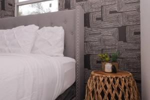 ein Schlafzimmer mit einem Bett und einem Tisch mit einer Pflanze darauf in der Unterkunft Stylish & Comfy Central Location in Orlando