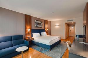 Postel nebo postele na pokoji v ubytování DoubleTree by Hilton Hotel Cluj - City Plaza
