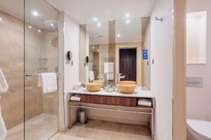 Koupelna v ubytování DoubleTree by Hilton Hotel Cluj - City Plaza