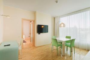 TV a/nebo společenská místnost v ubytování DoubleTree by Hilton Hotel Cluj - City Plaza