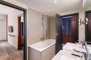 Koupelna v ubytování DoubleTree by Hilton Hotel Cluj - City Plaza