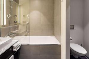 Koupelna v ubytování DoubleTree by Hilton Hotel Cluj - City Plaza