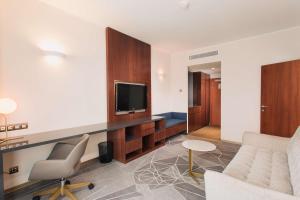 TV a/nebo společenská místnost v ubytování DoubleTree by Hilton Hotel Cluj - City Plaza
