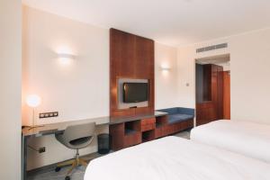 TV a/nebo společenská místnost v ubytování DoubleTree by Hilton Hotel Cluj - City Plaza
