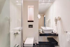 Koupelna v ubytování DoubleTree by Hilton Hotel Cluj - City Plaza