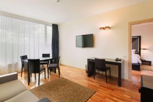 TV a/nebo společenská místnost v ubytování DoubleTree by Hilton Hotel Cluj - City Plaza