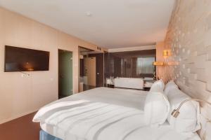 Postel nebo postele na pokoji v ubytování DoubleTree by Hilton Hotel Cluj - City Plaza