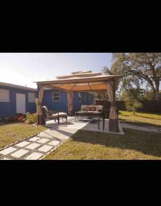 einen Pavillon mit einem Picknicktisch und einer Bank in der Unterkunft Stylish & Comfy Central Location in Orlando
