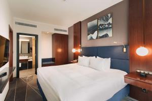 Postel nebo postele na pokoji v ubytování DoubleTree by Hilton Hotel Cluj - City Plaza