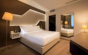Ένα ή περισσότερα κρεβάτια σε δωμάτιο στο DoubleTree by Hilton Yerevan City Centre