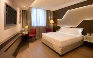 Ένα ή περισσότερα κρεβάτια σε δωμάτιο στο DoubleTree by Hilton Yerevan City Centre