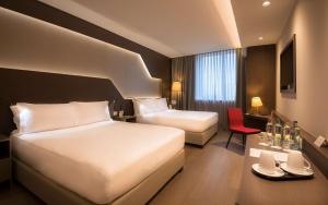 Ένα ή περισσότερα κρεβάτια σε δωμάτιο στο DoubleTree by Hilton Yerevan City Centre