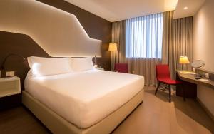 Ένα ή περισσότερα κρεβάτια σε δωμάτιο στο DoubleTree by Hilton Yerevan City Centre