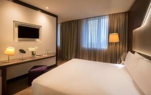 Ένα ή περισσότερα κρεβάτια σε δωμάτιο στο DoubleTree by Hilton Yerevan City Centre
