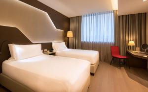 Ένα ή περισσότερα κρεβάτια σε δωμάτιο στο DoubleTree by Hilton Yerevan City Centre