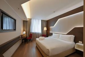 Ένα ή περισσότερα κρεβάτια σε δωμάτιο στο DoubleTree by Hilton Yerevan City Centre