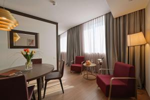 Χώρος καθιστικού στο DoubleTree by Hilton Yerevan City Centre