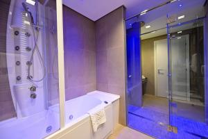 Ένα μπάνιο στο DoubleTree by Hilton Yerevan City Centre