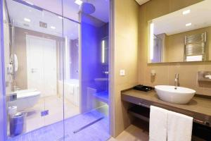 Ένα μπάνιο στο DoubleTree by Hilton Yerevan City Centre