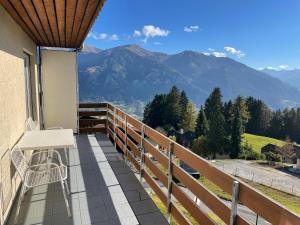 d'un balcon avec une table et une vue sur les montagnes. dans l'établissement Lescha C2C, à Sarn