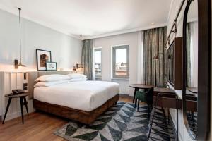 Posteľ alebo postele v izbe v ubytovaní DoubleTree By Hilton Rome Monti