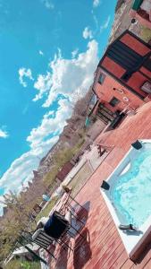 - une vue sur un bâtiment avec piscine dans l'établissement Cappatiny House, à Gorëme