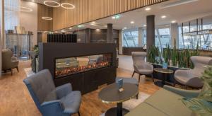 Uma área de estar em Hilton Garden Inn Frankfurt City Centre