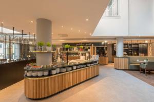 Um restaurante ou outro lugar para comer em Hilton Garden Inn Frankfurt City Centre