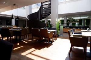 Uma área de estar em Hilton Garden Inn Frankfurt City Centre