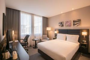 Cama ou camas em um quarto em Hilton Garden Inn Frankfurt City Centre