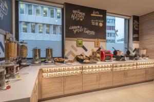 美因河畔法兰克福Hampton By Hilton Frankfurt Airport的面包店,带食品柜台