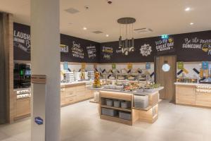 美因河畔法兰克福Hampton By Hilton Frankfurt Airport的商店里带食品柜台的餐厅
