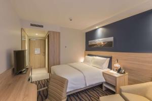 Hampton By Hilton Frankfurt Airport的电视和/或娱乐中心