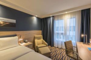 Hampton By Hilton Frankfurt Airport客房内的一张或多张床位