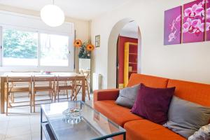 sala de estar con sofá y mesa en Verdaguer Home, en Castelldefels