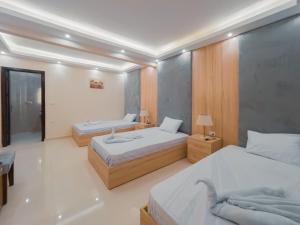 Voodi või voodid majutusasutuse Jumeirah pyramids view inn toas